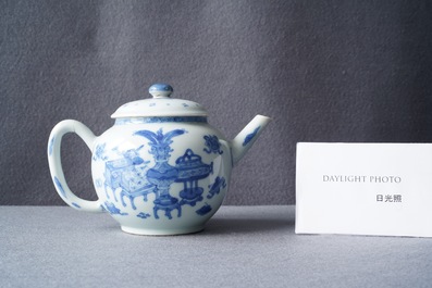 Een Chinese blauw-witte theepot met deksel, Kangxi