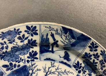 Une paire d'assiettes en fa&iuml;ence de Delft en bleu et blanc &agrave; d&eacute;cor de chinoiserie, 17/18&egrave;me