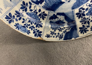 Une paire d'assiettes en fa&iuml;ence de Delft en bleu et blanc &agrave; d&eacute;cor de chinoiserie, 17/18&egrave;me