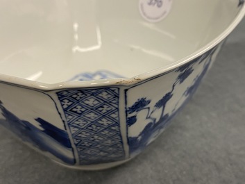 Un bol de forme carr&eacute;e en porcelaine de Chine en bleu et blanc, marque de Chenghua, Kangxi