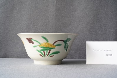 Un bol de type 'brinjal' en biscuit &eacute;maill&eacute; verte &agrave; d&eacute;cor floral, Chine, Kangxi