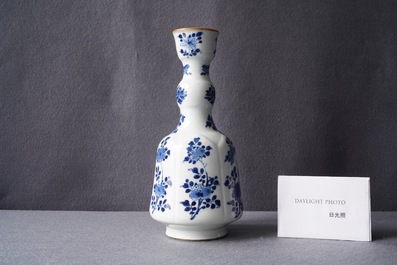 Une base de narguil&eacute; en porcelaine de Chine en bleu et blanc, Kangxi