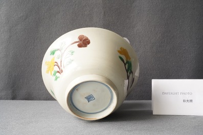 Un bol de type 'brinjal' en biscuit &eacute;maill&eacute; verte &agrave; d&eacute;cor floral, Chine, Kangxi