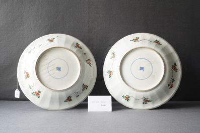 Une paire de plats en porcelaine de Chine famille verte, Kangxi