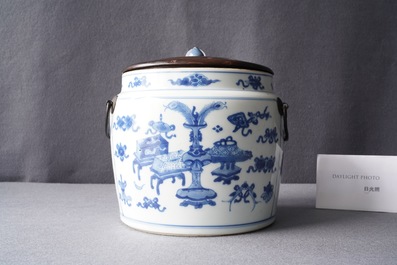 A Chinese blue and white bowl with antiquities design, Kangxi