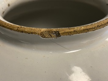 Une paire de pots &agrave; tabac en fa&iuml;ence de Delft en bleu et blanc &agrave; d&eacute;cor d'indiens, 18&egrave;me