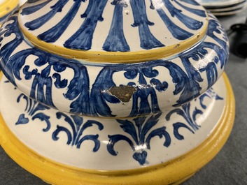 Une paire de grands pots de pharmacie couverts en majolique italienne, Naples, dat&eacute;s 1724