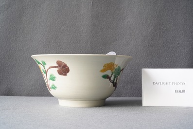 Un bol de type 'brinjal' en biscuit &eacute;maill&eacute; verte &agrave; d&eacute;cor floral, Chine, Kangxi