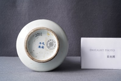 Une base de narguil&eacute; en porcelaine de Chine en bleu et blanc, Kangxi