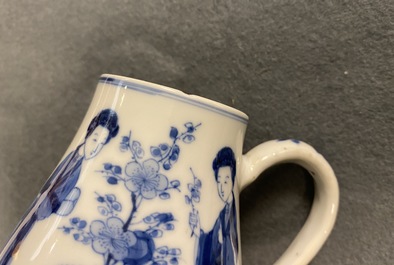 Une paire de verseuses couvertes et un vase miniature en porcelaine de Chine en bleu et blanc, Kangxi