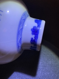 Twee Chinese blauw-witte vazen, Kangxi