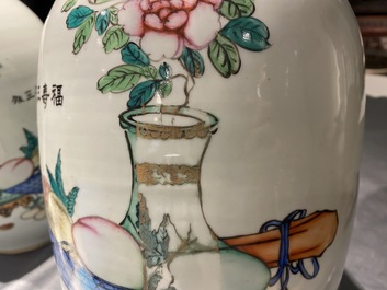 Une paire de vases en porcelaine de Chine famille rose &agrave; double d&eacute;cor, 19/20&egrave;me