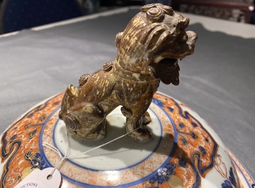 Een grote Chinese Imari-stijl dekselvaas, Kangxi