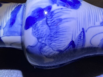 Twee Chinese blauw-witte vazen, Kangxi