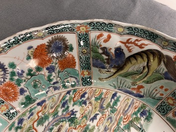 Une paire de plats en porcelaine de Chine famille verte, Kangxi