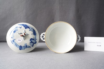 Un bol couvert en porcelaine de Chine en bleu, blanc et rouge, marque de Chenghua, Kangxi
