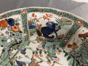 Une paire de plats en porcelaine de Chine famille verte, Kangxi