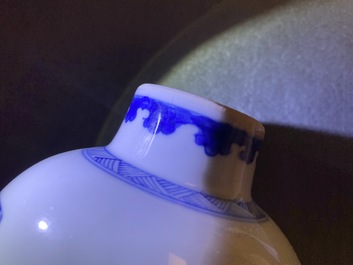 Twee Chinese blauw-witte vazen, Kangxi