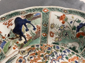 Une paire de plats en porcelaine de Chine famille verte, Kangxi
