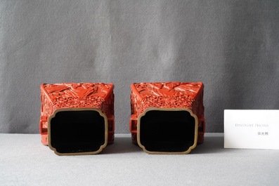 Une paire de vases en laque rouge &agrave; d&eacute;cor de la 'R&eacute;volution Culturelle', 20&egrave;me
