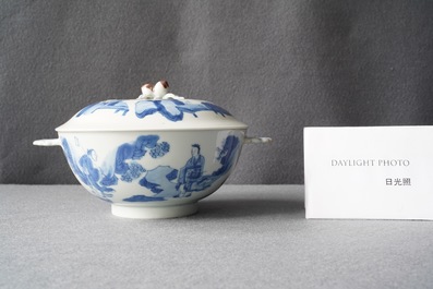 Un bol couvert en porcelaine de Chine en bleu, blanc et rouge, marque de Chenghua, Kangxi