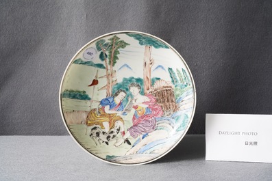 Une assiette en porcelaine de Chine famille rose &agrave; d&eacute;cor mythologique pour le march&eacute; europ&eacute;en, Qianlong