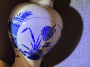 Twee Chinese blauw-witte vazen, Kangxi
