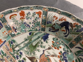 Une paire de plats en porcelaine de Chine famille verte, Kangxi