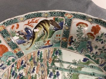 Une paire de plats en porcelaine de Chine famille verte, Kangxi
