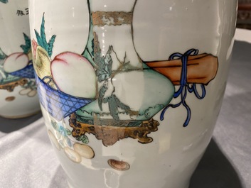 Une paire de vases en porcelaine de Chine famille rose &agrave; double d&eacute;cor, 19/20&egrave;me