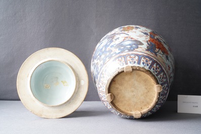 Een grote Chinese Imari-stijl dekselvaas, Kangxi