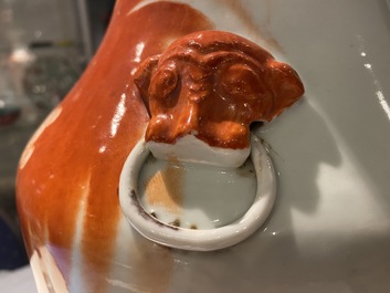 Un vase en porcelaine de Chine famille rose et un en rouge de fer, 19/20&egrave;me