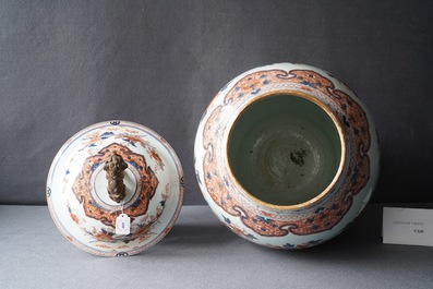 Een grote Chinese Imari-stijl dekselvaas, Kangxi