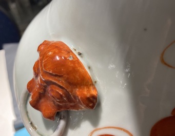 Un vase en porcelaine de Chine famille rose et un en rouge de fer, 19/20&egrave;me