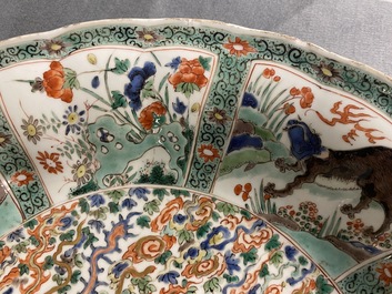 Une paire de plats en porcelaine de Chine famille verte, Kangxi