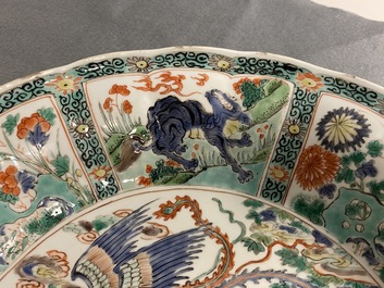 Une paire de plats en porcelaine de Chine famille verte, Kangxi