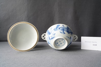 Un bol couvert en porcelaine de Chine en bleu, blanc et rouge, marque de Chenghua, Kangxi
