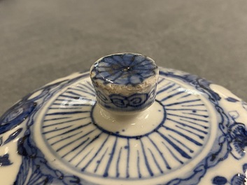 Un bol couvert en porcelaine de Chine 'Bleu de Hue' pour le Vietnam, 19&egrave;me