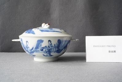 Un bol couvert en porcelaine de Chine en bleu, blanc et rouge, marque de Chenghua, Kangxi