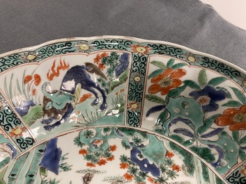 Une paire de plats en porcelaine de Chine famille verte, Kangxi