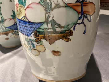 Une paire de vases en porcelaine de Chine famille rose &agrave; double d&eacute;cor, 19/20&egrave;me