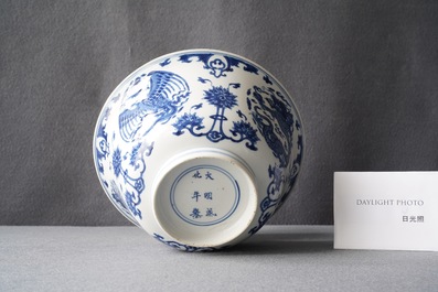 Un bol en porcelaine de Chine en bleu et blanc &agrave; d&eacute;cor de dragons et ph&eacute;nix, marque de Chenghua, Kangxi