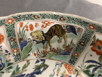 Une paire de plats en porcelaine de Chine famille verte, Kangxi