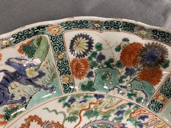 Une paire de plats en porcelaine de Chine famille verte, Kangxi