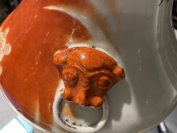 Un vase en porcelaine de Chine famille rose et un en rouge de fer, 19/20&egrave;me