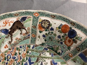 Une paire de plats en porcelaine de Chine famille verte, Kangxi