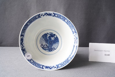 Un bol en porcelaine de Chine en bleu et blanc &agrave; d&eacute;cor de dragons et ph&eacute;nix, marque de Chenghua, Kangxi