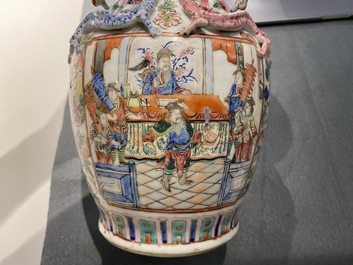 Cinq vases en porcelaine de Chine famille rose, 19&egrave;me