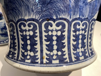Een grote Chinese blauw-witte dekselvaas, 19e eeuw