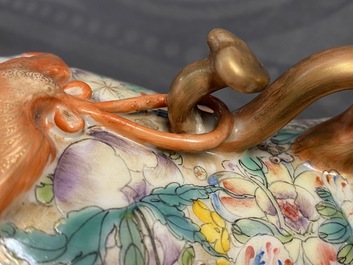 Un vase de forme hu en porcelaine de Chine famille rose &agrave; d&eacute;cor millefleurs, marque de Qianlong, R&eacute;publique